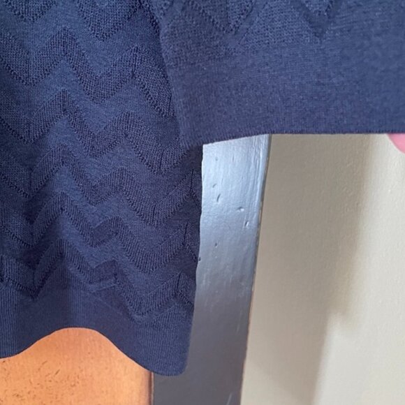 D. Exterior Navy Blue Tonal Chevron Jacquard V-Neck Boxy Tee sz S - Picture 3 of 4